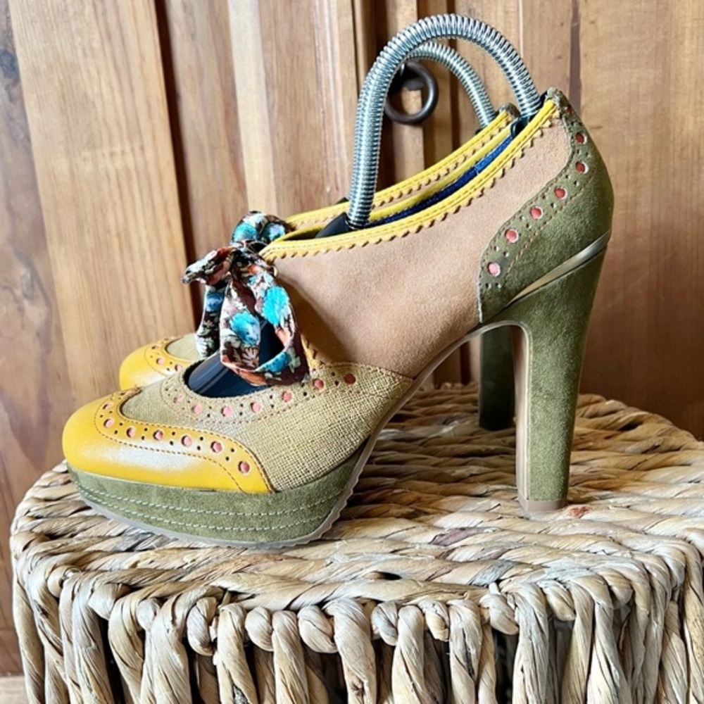 Poetic License Foolproof Mustard Suede Platform Heels Size 8